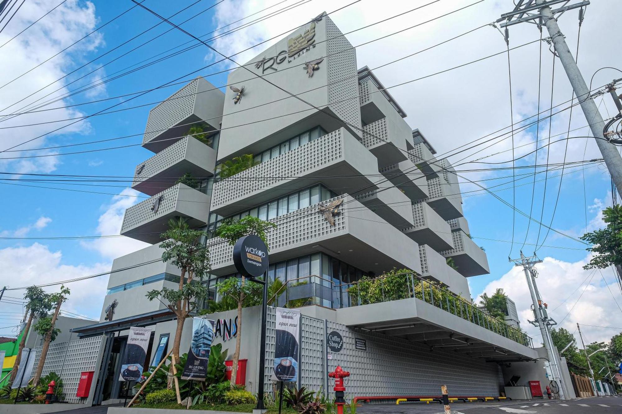 Sans Hotel Rg Living Jogja By Reddoorz Pakualaman Экстерьер фото