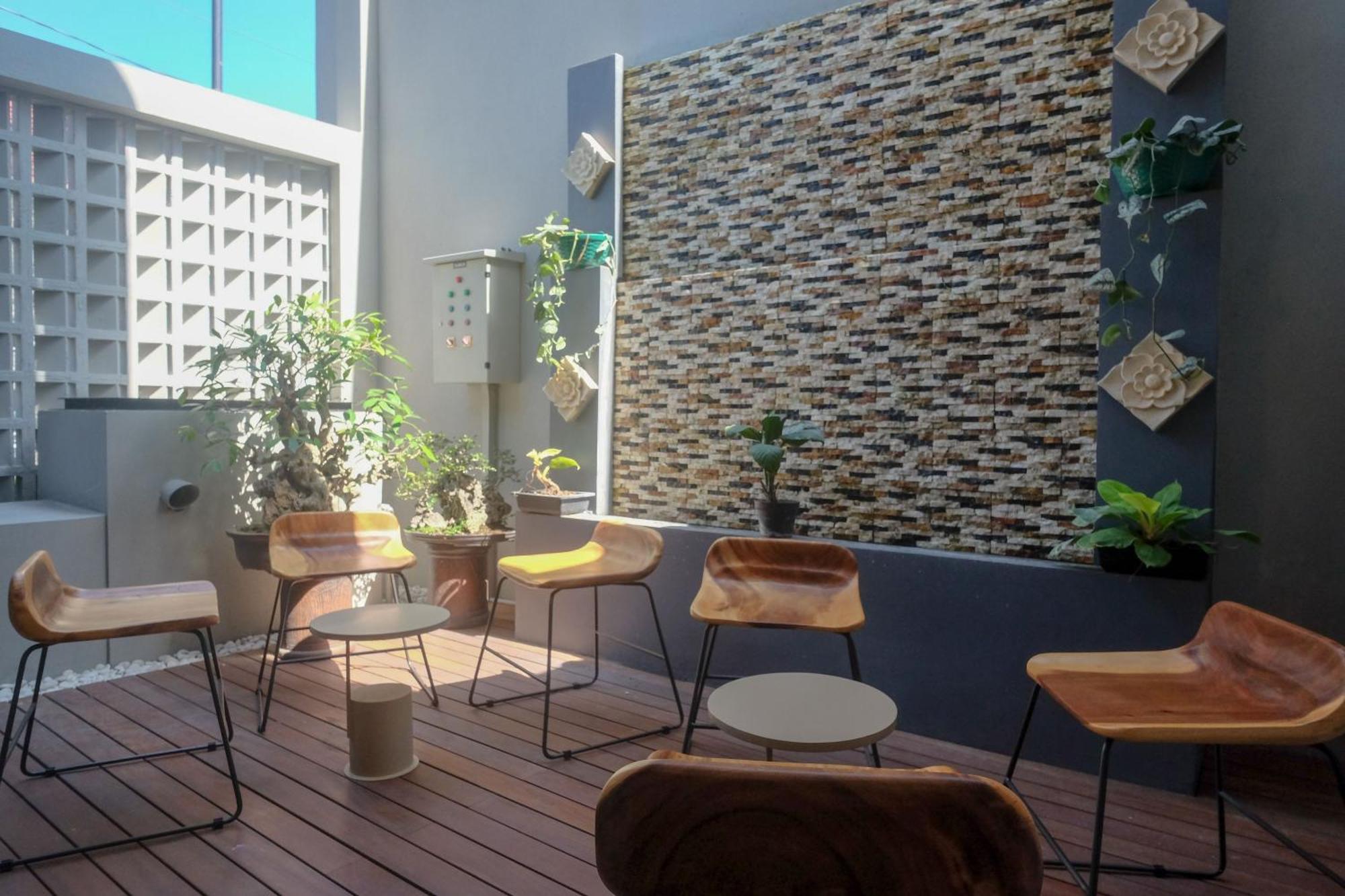 Sans Hotel Rg Living Jogja By Reddoorz Pakualaman Экстерьер фото