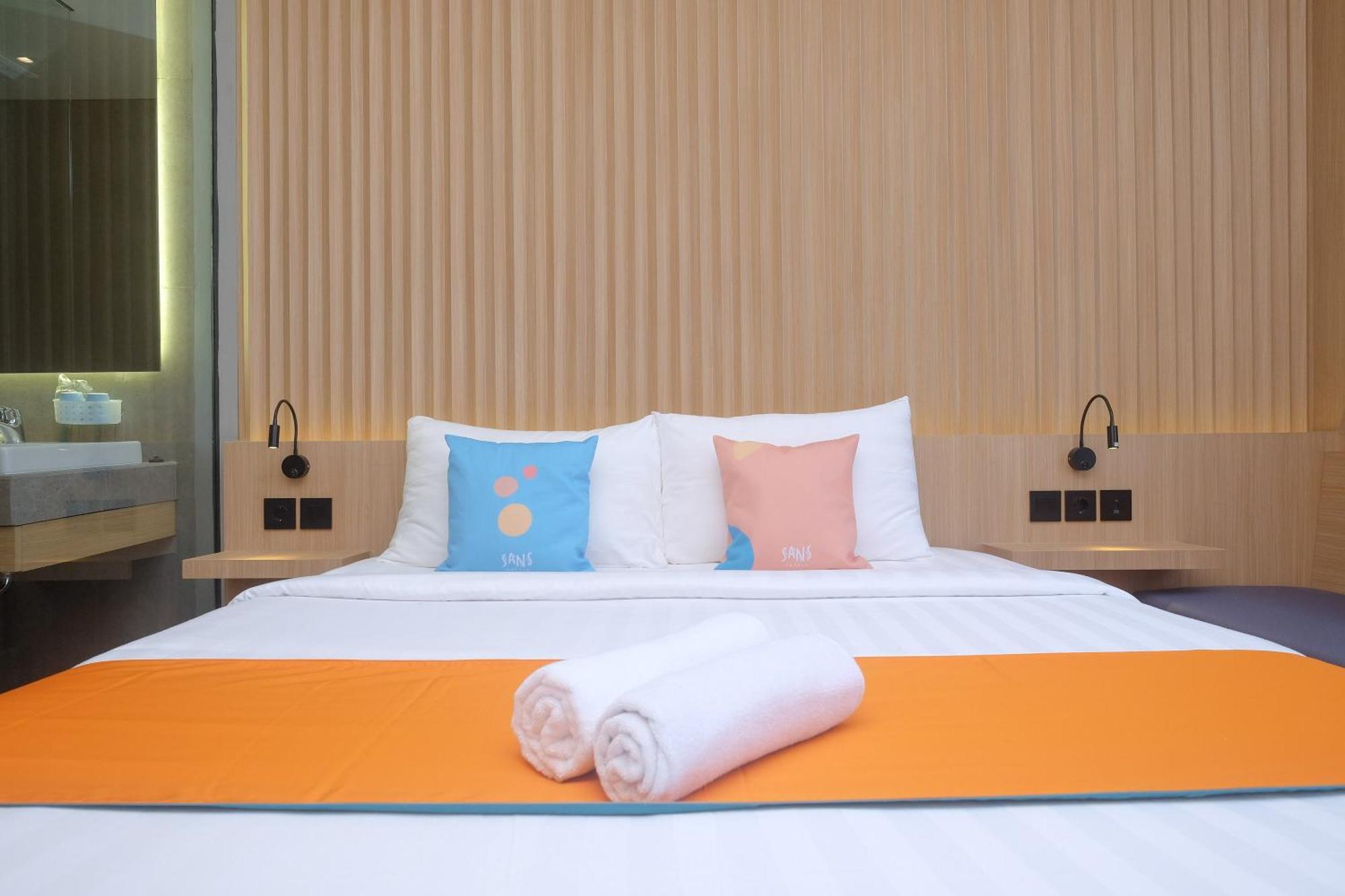 Sans Hotel Rg Living Jogja By Reddoorz Pakualaman Экстерьер фото